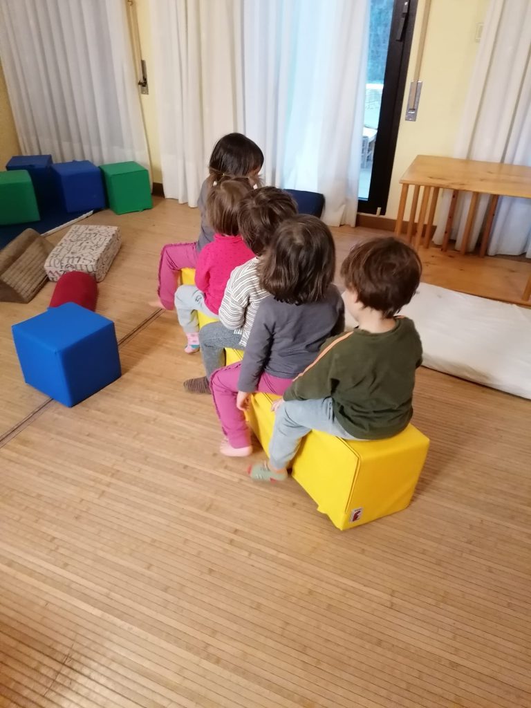 niños jugando en sala de psicomotricidad infantil
