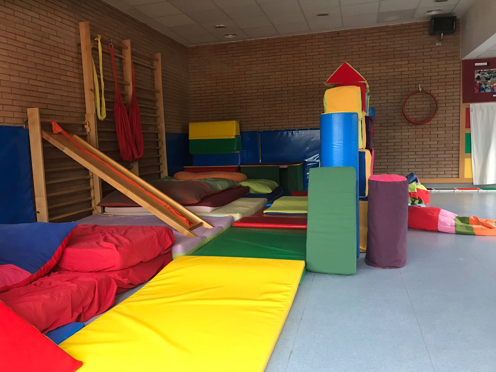 En este momento estás viendo ¿Qué es la psicomotricidad infantil y cómo puede ayudar a tu hijo/a?